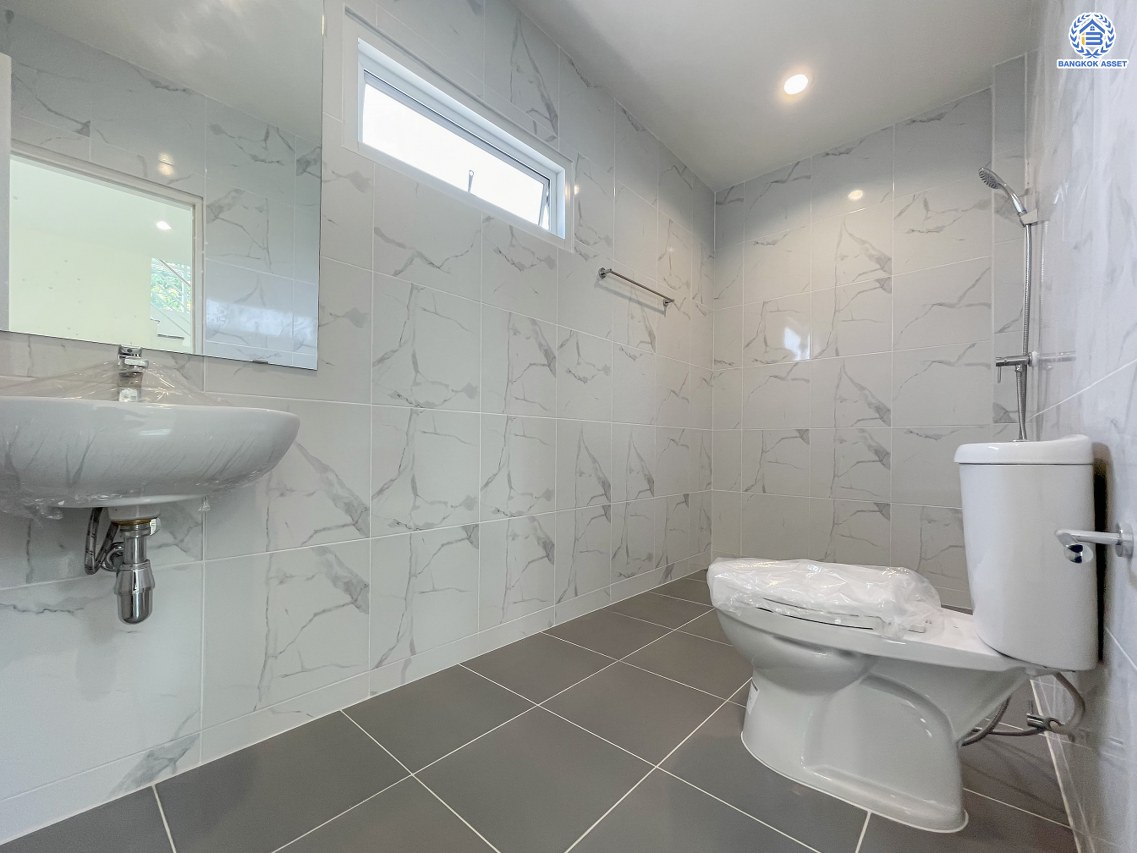 บ้านมือสองตกแต่งใหม่ โครงการ นาราภิรมย์ พุทธมณฑลสาย3 ตกแต่งหรูหรา เนื้อที่ 108.2 ตร.ว. พื้นที่ใช้สอย 257.32 ตร.ม. ฟังก์ชัน 4 ห้องนอน 3 ห้องน้ำ 1 ห้องอเนกประสงค์ จอดรถได้ 2 คัน บนทำเลเชื่อมต่อเมือง ใกล้เซ็นทรัลศาลายา, เดอะมอลล์บางแค และทางคู่ขนานลอยฟ้าบรมราชชนนี รายล้อมด้วยสิ่งอำนวยความสะดวกครบ